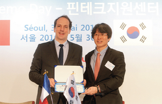 파비앙 페논 주한 프랑스 대사(왼쪽)와 정유신 핀테크지원센터장이 30일 서울 삼성동 코엑스인터컨티넨탈호텔에서 업무협약(MOU)를 맺고 핀테크 기업의 상대국 진출을 상호 지원하기로 했다. 유동일기자 eddieyou@